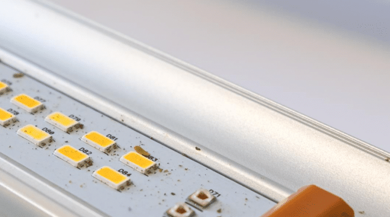 verschmutzte-led-leuchte-mit-offenen-leds-768x429